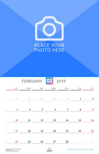 2019年2月的挂历。矢量设计打印模板与位置的照片。星期从星期日开始。纵向方向