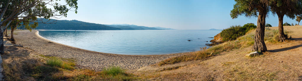 早晨桑迪 Kastri 海滩夏天看法 Nikiti, Sithonia, 哈尔基迪基, 希腊。三镜头缝合高分辨率全景图
