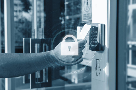 手用安全钥匙卡扫描打开门进入私人大厦用锁图标技术。住宅及楼宇保安系统