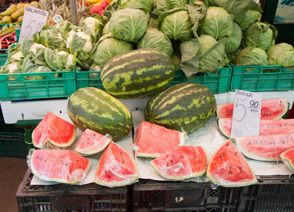 新鲜的西瓜与一些蔬菜在后面被卖在市场上