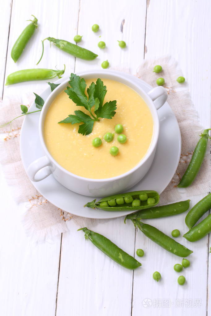 木桌上的豌豆粥