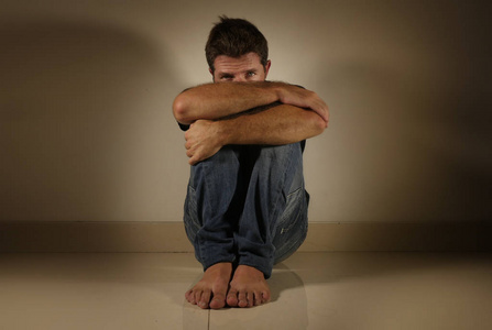 和戏剧性的工作室光看悲伤和沮丧痛苦的痛苦和抑郁症的问题的概念照片