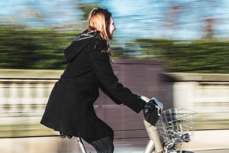 女孩骑自行车在巴黎, 法国