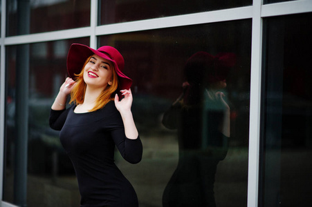 时尚红头发女孩上红色的帽子和黑色礼服 w 的肖像