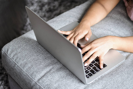 Frau Hnde Tippen auf einem Laptopcomputer