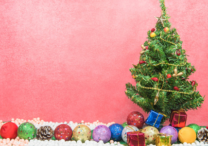 圣诞树用礼物和红色背景上的球