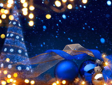 艺术与圣诞节装饰品上蓝黑色圣诞背景