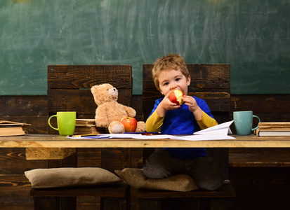 漂亮的老师帮助小学生在小学的课堂上。学生几乎可以在每个科目上接受辅导。经常需要一对一的数学导师。什么素质使老师