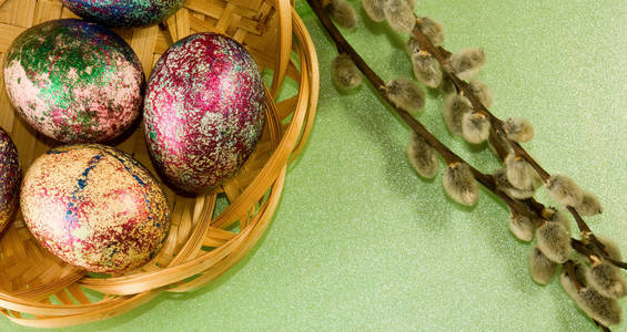 桌特写上的猫柳和复活节彩蛋图像