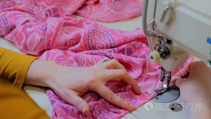 专业洋服, 时装设计师用缝纫机缝制衣服