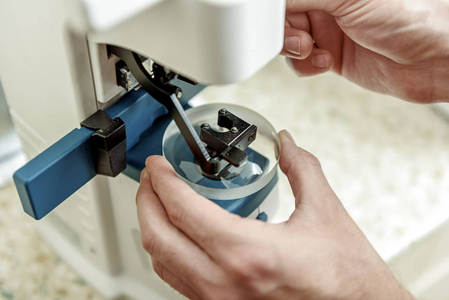 医疗眼医疗镜片的眼镜加工照片