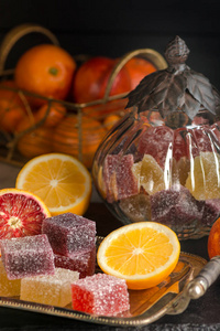 甜甜味的水果果冻。自制的 citreous 果酱, 不同颜色和新鲜橙果。质朴的风格。关闭视图
