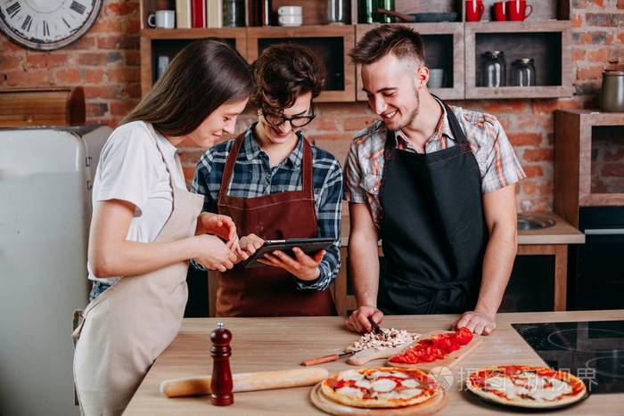 朋友一起做饭.一群年轻人准备晚餐