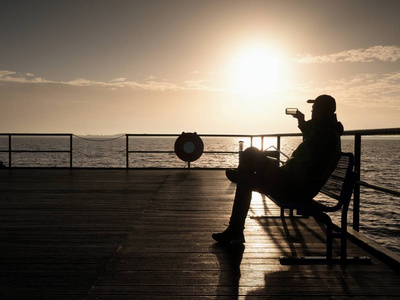 孤独的人在海上享受多雾的早晨在一个多雾的早晨春林在一个多雾的早晨