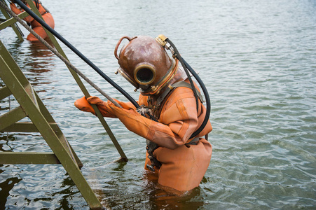 头盔潜水员图片