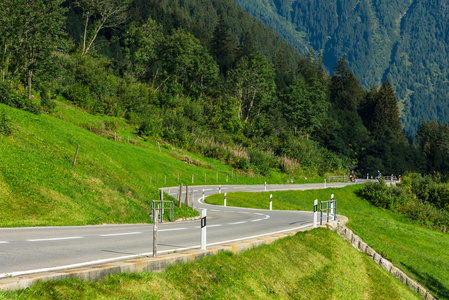 山区道路转弯