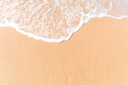 热带海滩背景以软波浪和白色沙子