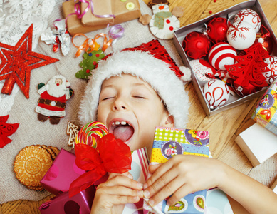 与手工礼品，圣诞老人红色帽子的可爱小孩玩具复古