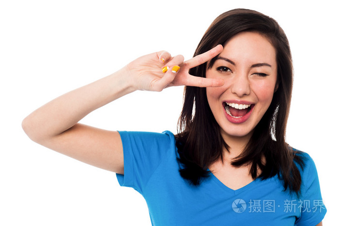 幸福的女人眨着眼睛开心