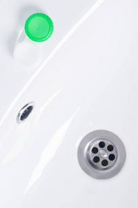 储存镜片的容器位于干净的白色洗脸盆上。
