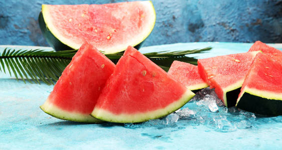 多汁夏日水果片照片