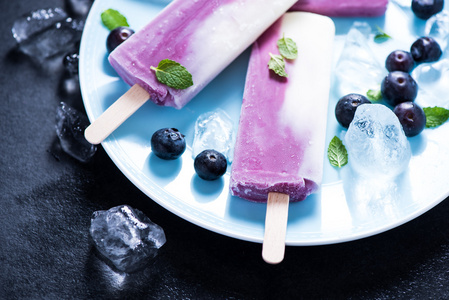 酸奶和蓝莓在板上的冰棒
