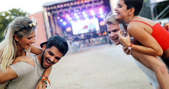 一群年轻的朋友在音乐节玩得开心