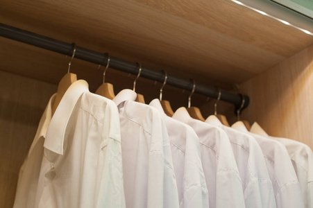 衣柜里的衬衫图片