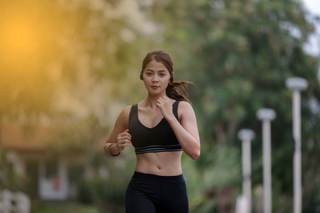 运行的女人。在慢跑的女子赛跑运动员室外道路上。你