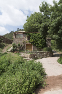 在西班牙 Castellon Espadan 的一座渡槽桥的眼中看到一座磨房的房子