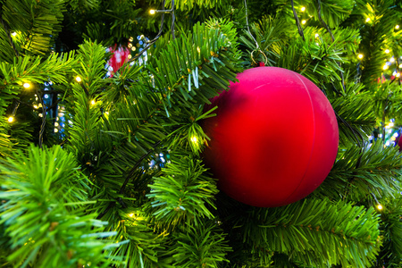 圣诞树红球图片