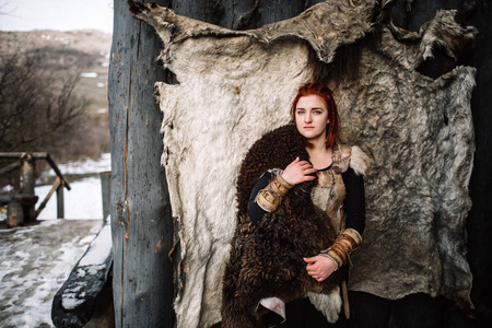维京海盗装备穿衣服的女孩照片