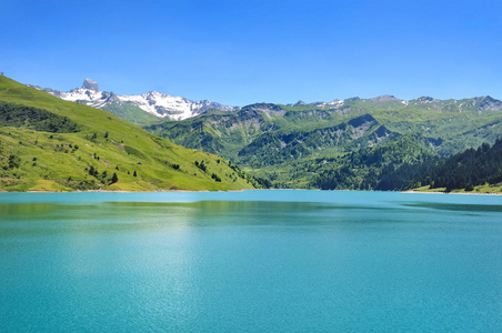 美丽的湖在高山谷