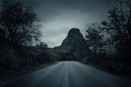 明月夜图片大全空的乡村路在夜怪异恐怖图片 kalabaka 希腊照片