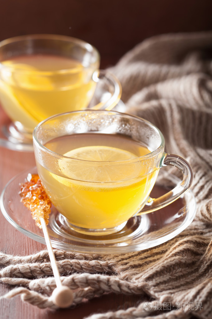 在玻璃杯热柠檬生姜茶