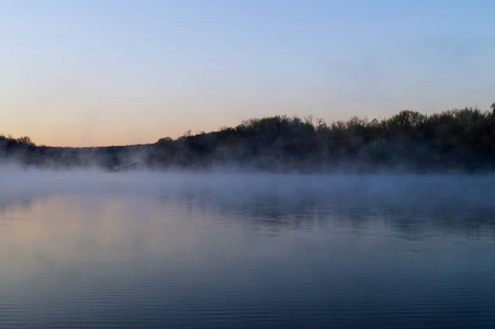 清晨的雾气使湖水平静图片