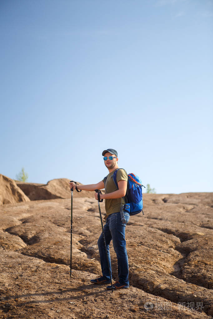 年轻的旅游男子在山上散步的照片
