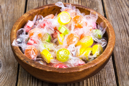 五彩缤纷的糖果在玻璃纸包装照片