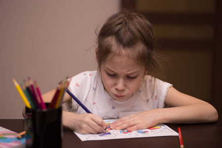 一个小女孩用彩色铅笔绘制
