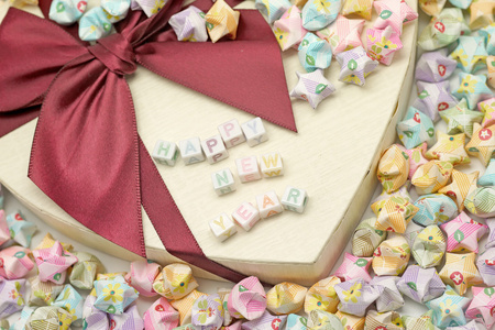 礼品盒与折纸幸运星字新年快乐图片