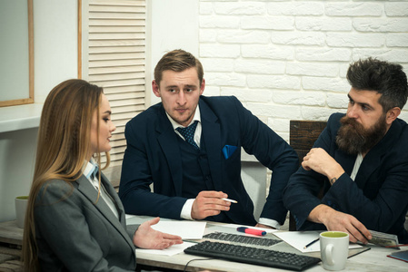 商务谈判, 老板们听着感兴趣的业务报价.女实业家要求投资.
