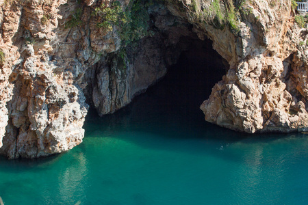 在地中海海洞穴的入口