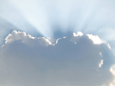 阴霾天空通过在蓝蓝的天空上的阴霾的阳光照片