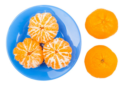 将橘子皮剥成蓝色的盘子照片