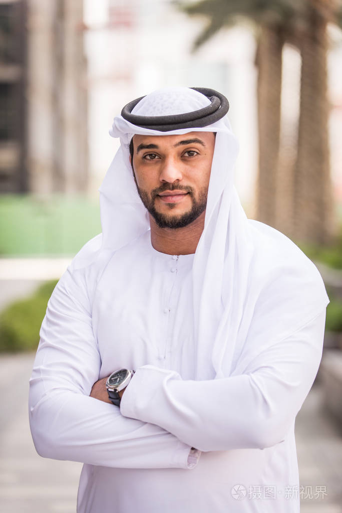 阿拉伯商人肖像灰色背景