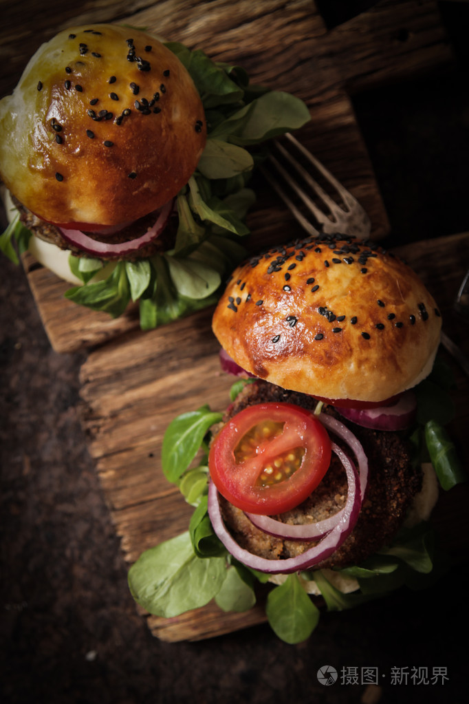 自制蔬菜汉堡啤酒芝麻挽成发髻.利奇