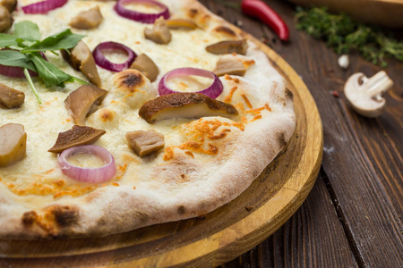 带蘑菇的比萨饼, 干酪和洋葱在木质背景下