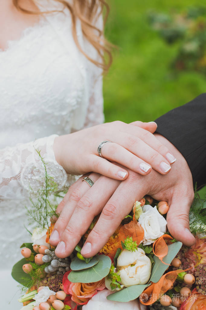 这对夫妇交换结婚戒指