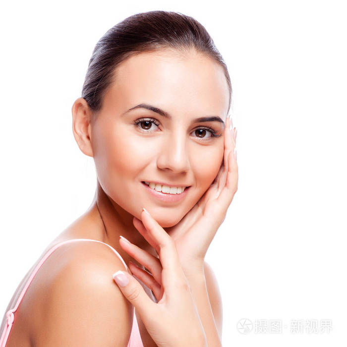 年轻成人女人与清洁新鲜的皮肤-孤立在白色的美丽的脸