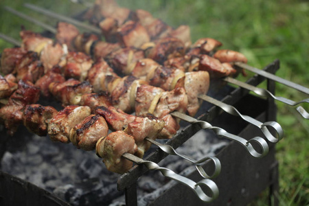 羊肉串烤肉串在户外相遇图片